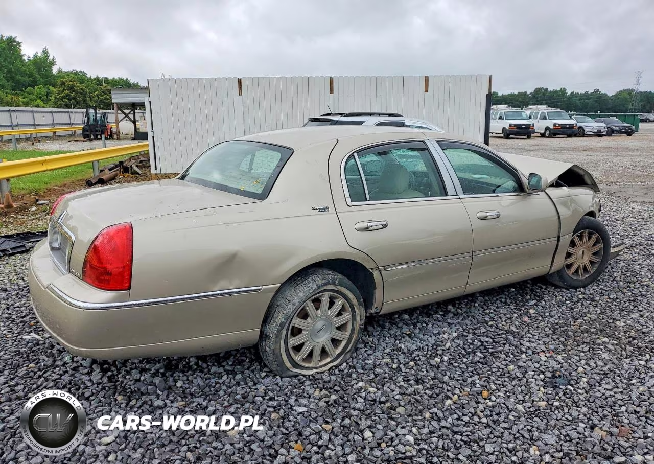 2009 Lincoln Town Car Signature Limited VIN:2LNHM82V39X635576 - 3