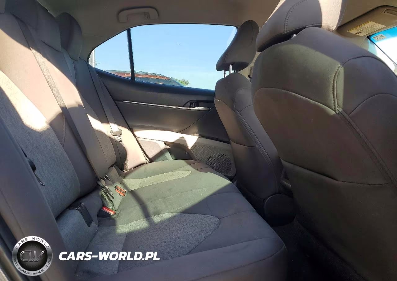 2018 Toyota Camry L VIN:4T1B11HK2JU074415 - 10