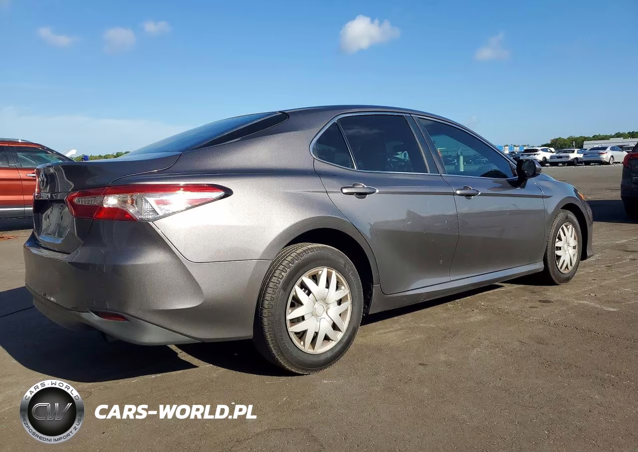 2018 Toyota Camry L VIN:4T1B11HK2JU074415 - 3