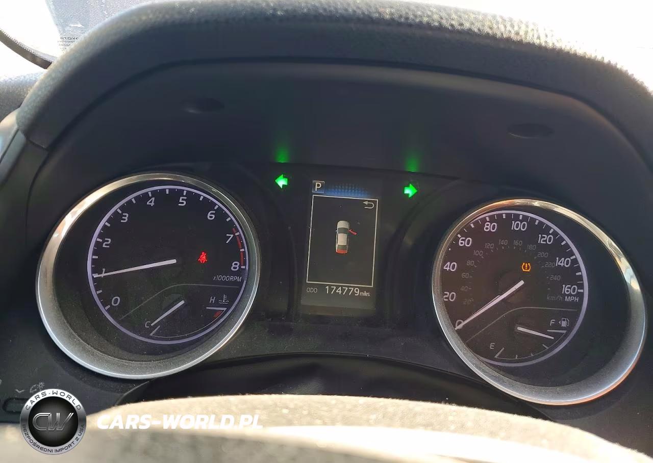 2018 Toyota Camry L VIN:4T1B11HK2JU074415 - 9