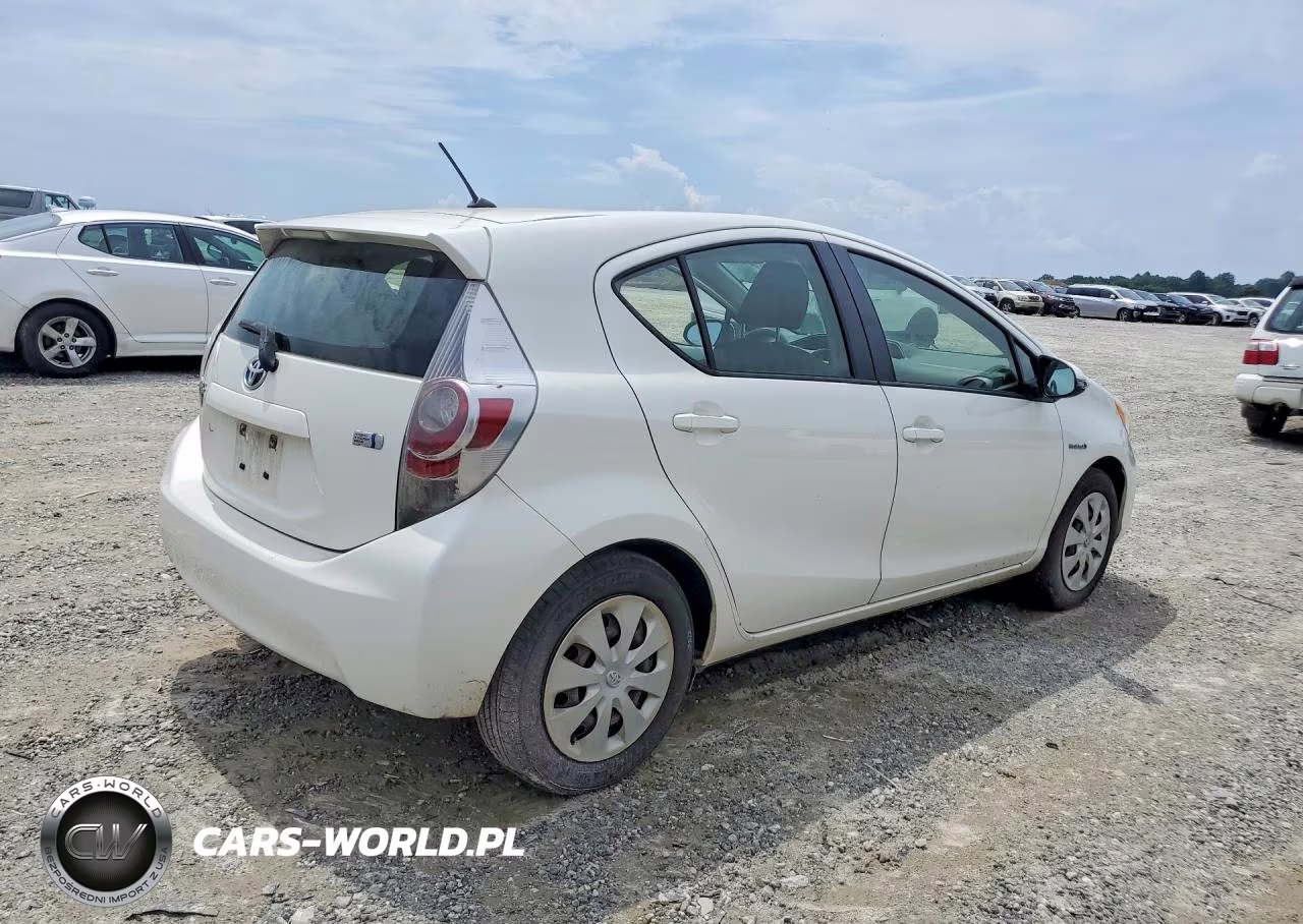 2013 Toyota Prius C Two VIN:JTDKDTB3XD1536962 - 3