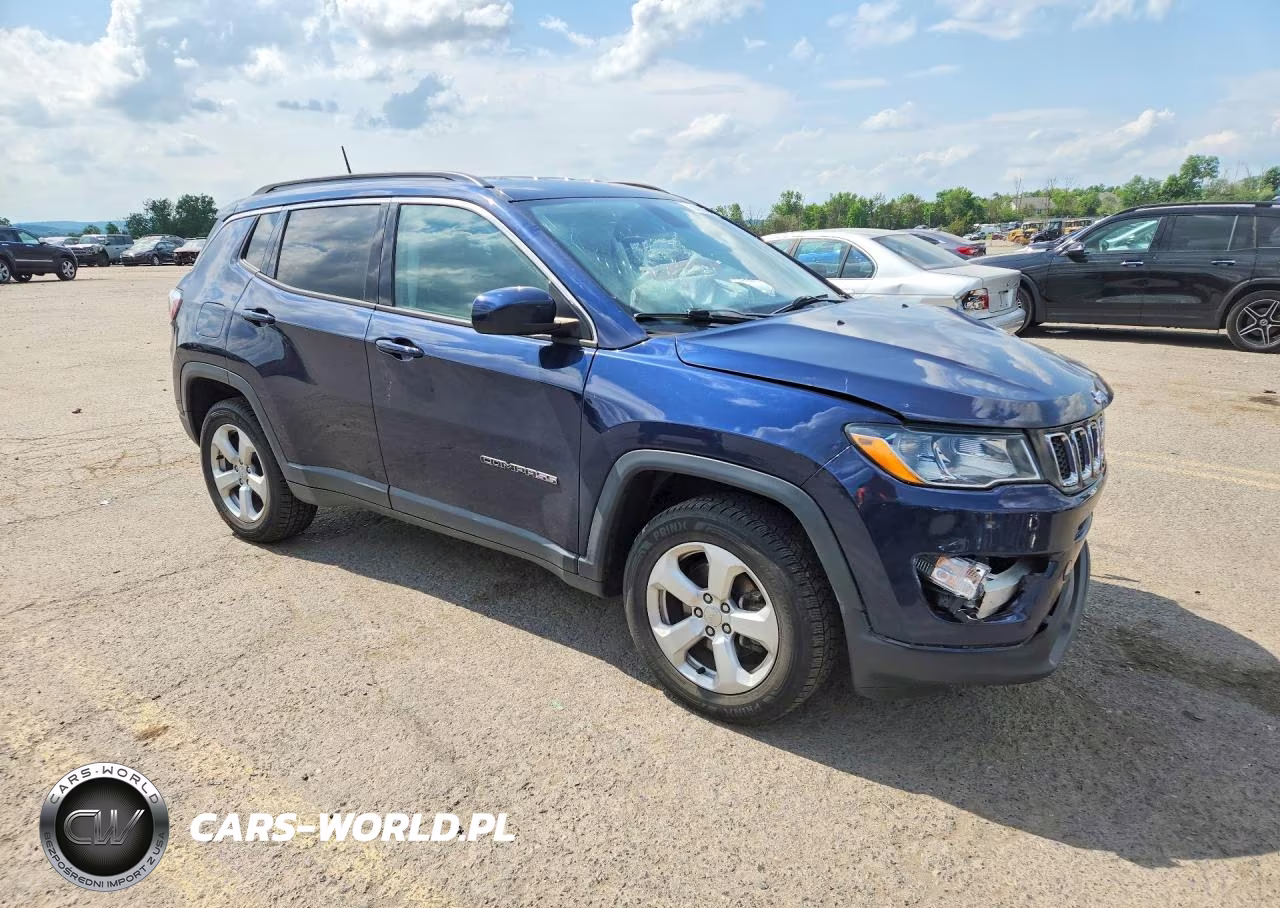 2018 Jeep Compass Latitude VIN:3C4NJDBB4JT239547 - 4