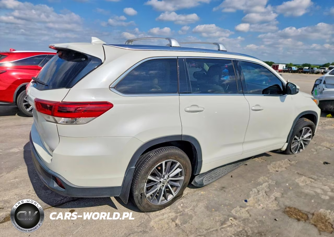 2018 Toyota Highlander Xle VIN:5TDKZRFH6JS288010 - 3