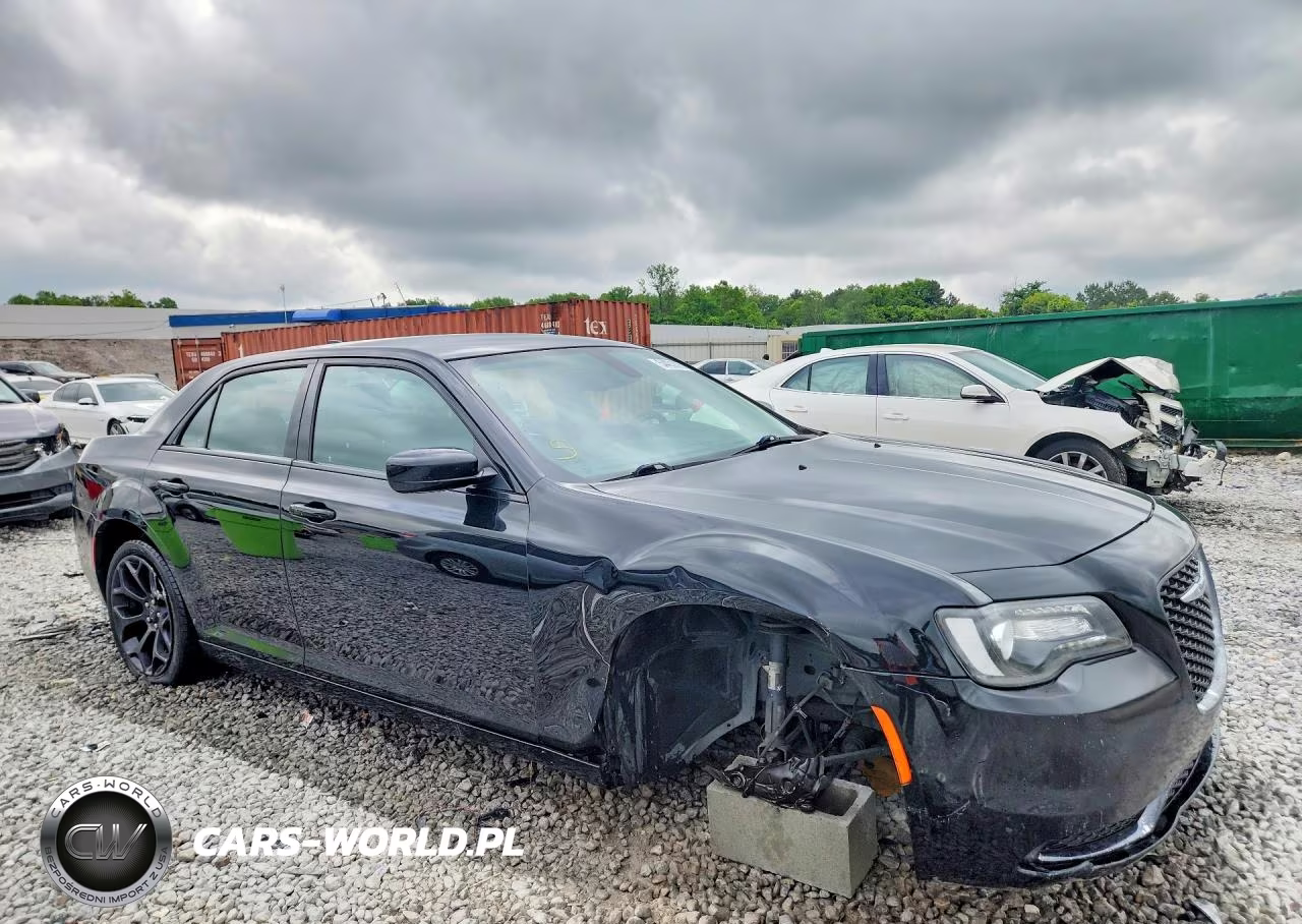 2019 Chrysler 300 Touring VIN:2C3CCAAG6KH648211 - 4