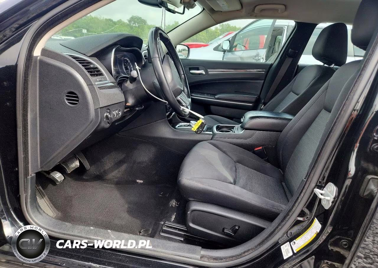 2019 Chrysler 300 Touring VIN:2C3CCAAG6KH648211 - 7
