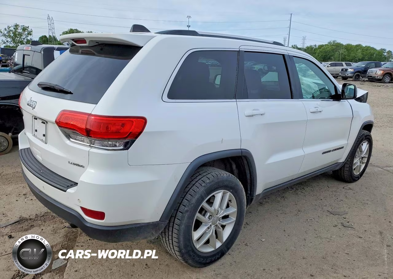 2018 Jeep Grand Cherokee Laredo VIN:1C4RJFAG3JC105327 - 3