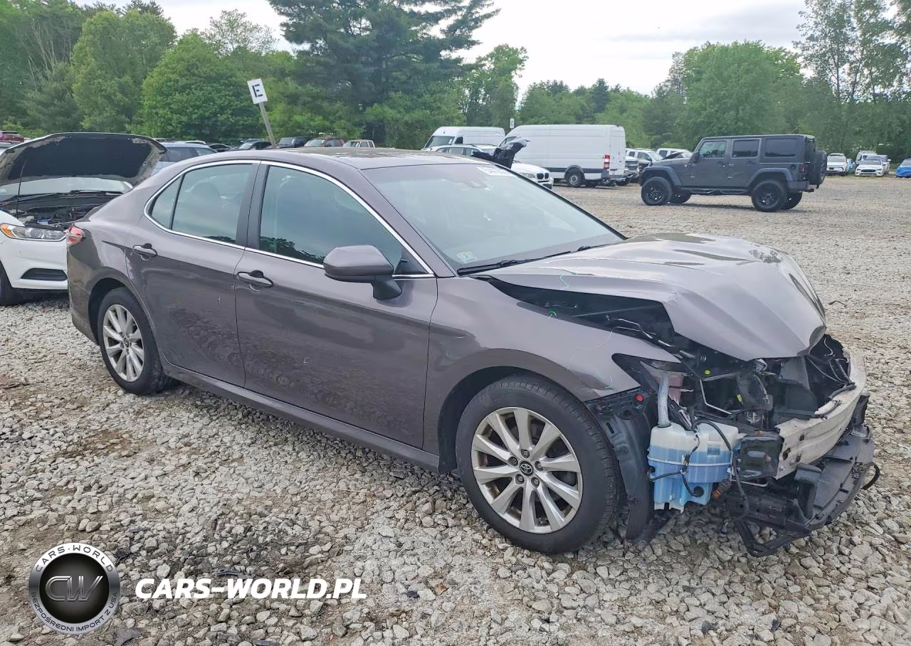 2018 Toyota Camry Le VIN:4T1B11HK9JU676745 - 4