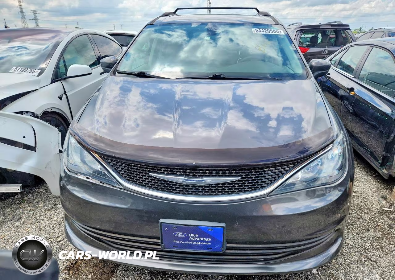 2017 Chrysler Pacifica Touring VIN:2C4RC1DG4HR656425 - 5