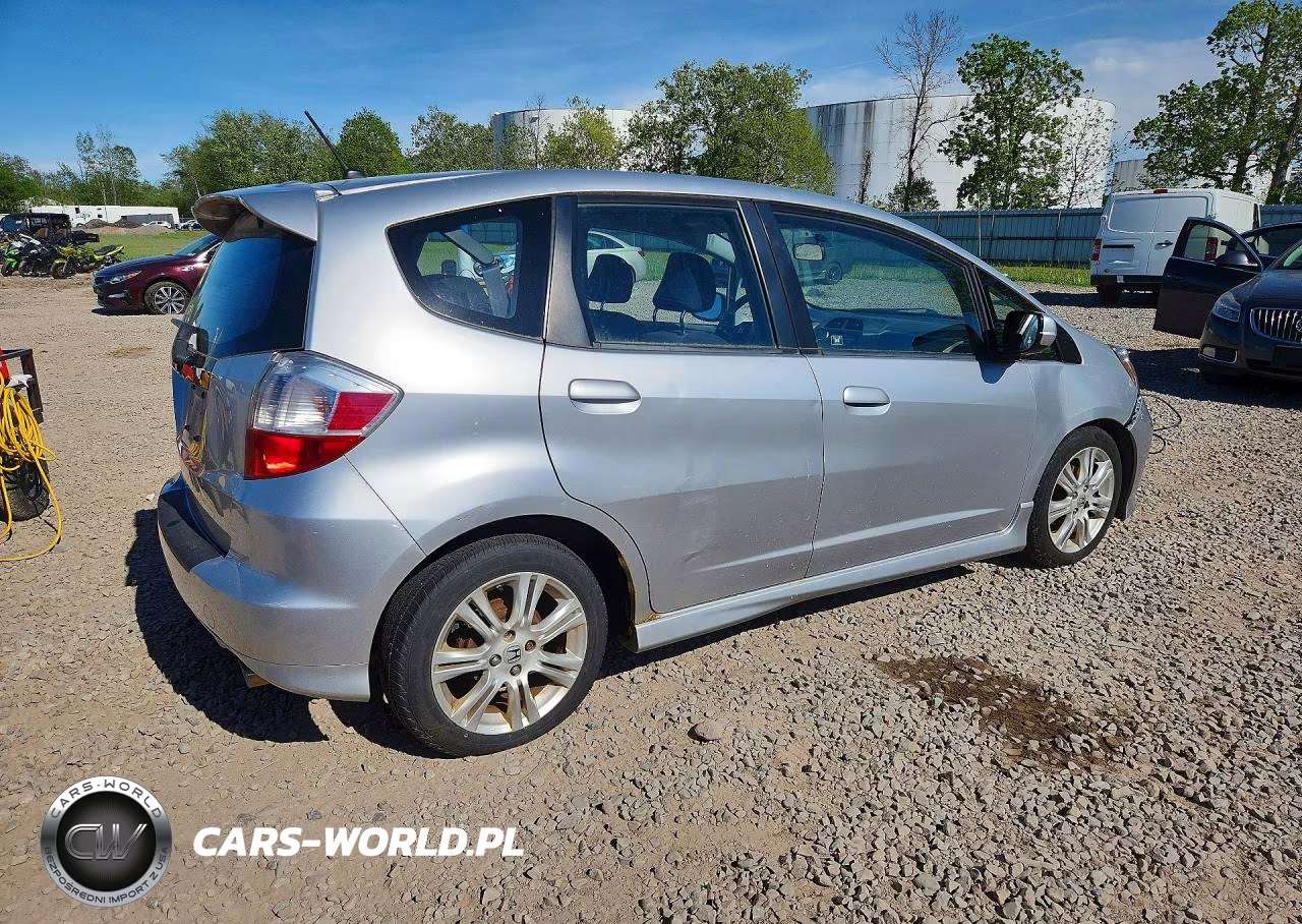 2011 Honda Fit Sport VIN:JHMGE8H51BS002165 - 3
