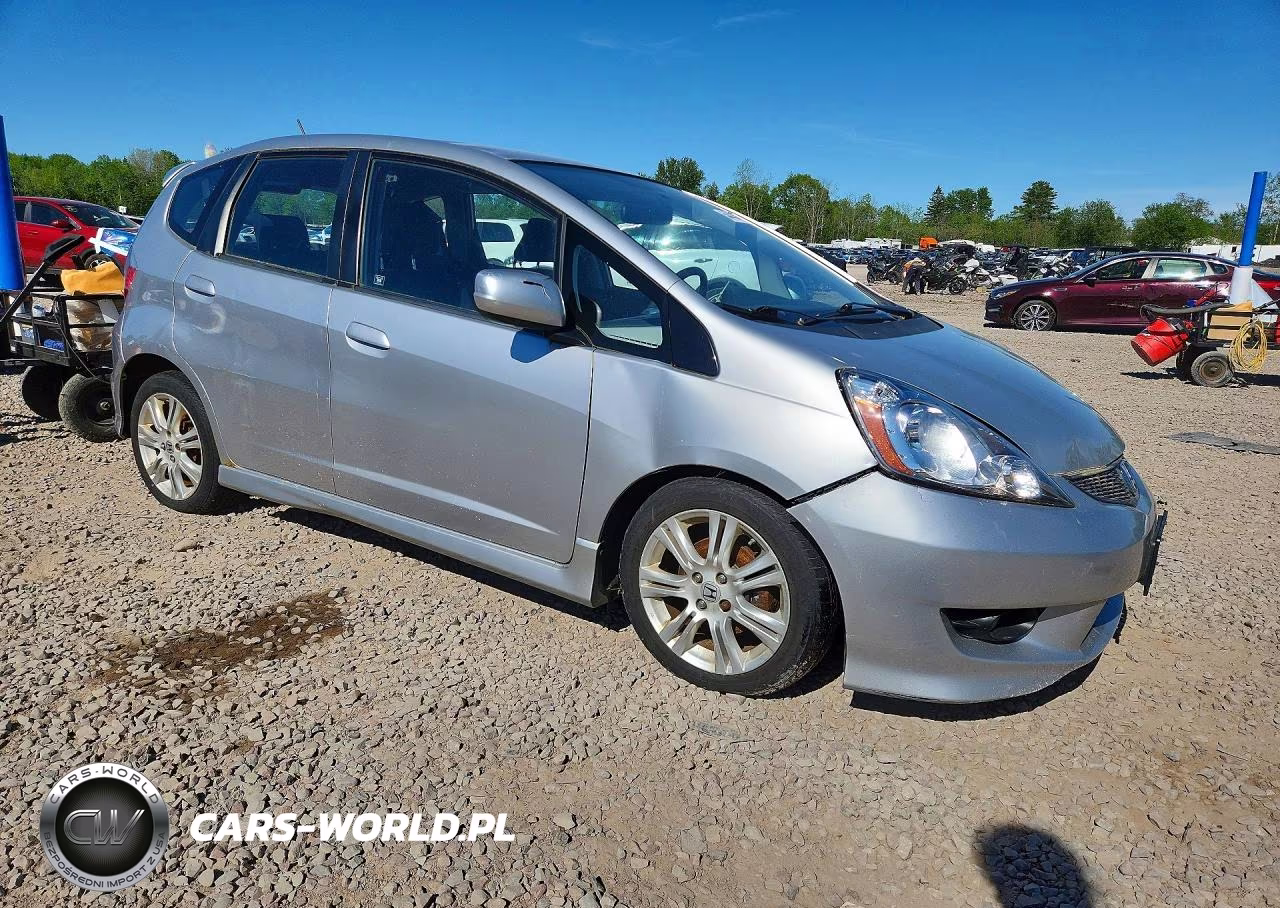 2011 Honda Fit Sport VIN:JHMGE8H51BS002165 - 4