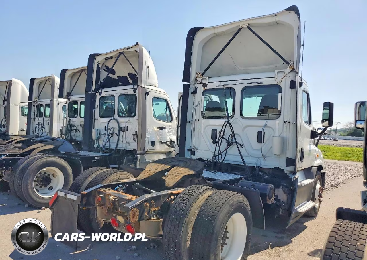 2017 Freightliner Cascadia 1 - Semi Truck VIN:3AKBGADV0HSJD0640 - 3
