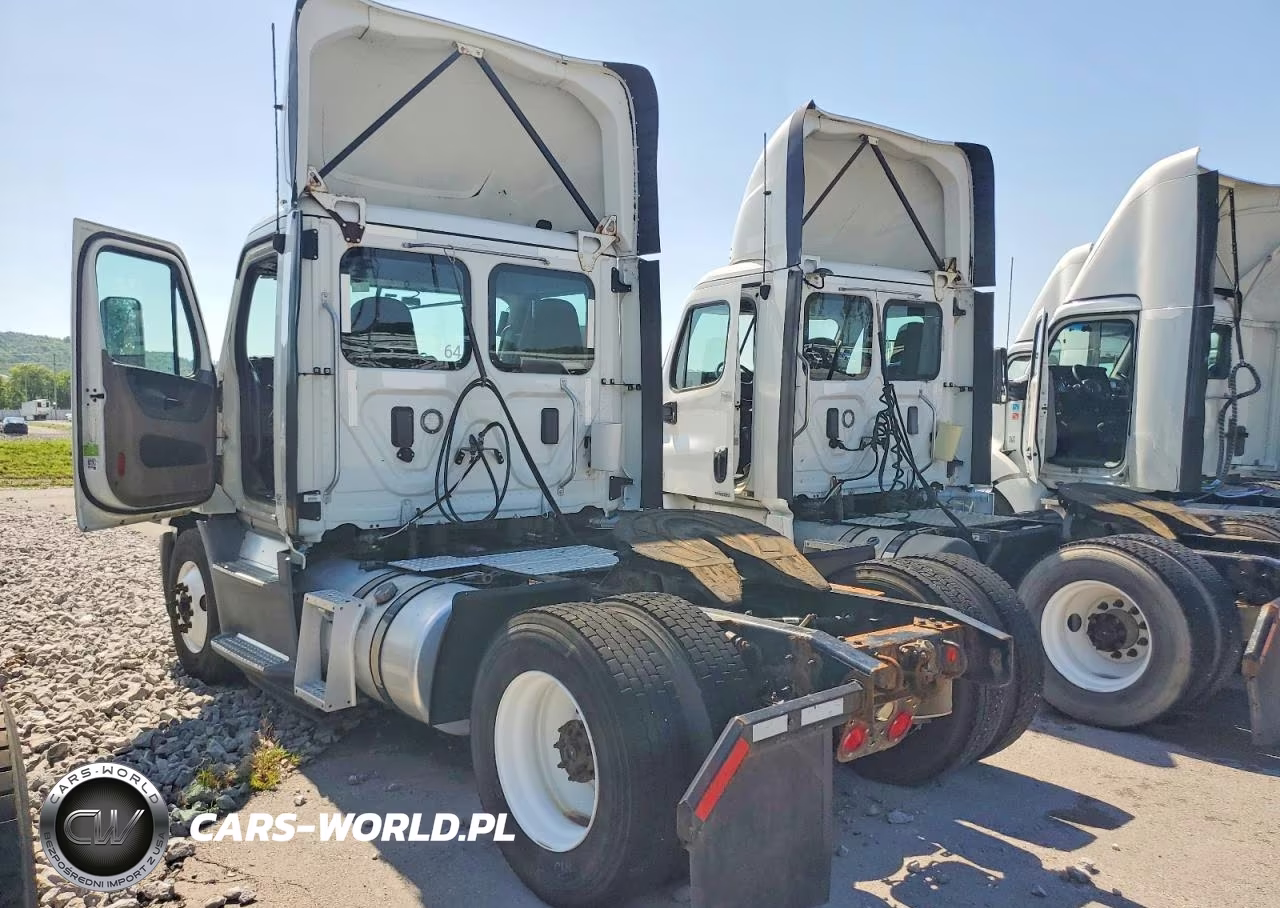 2017 Freightliner Cascadia 1 - Semi Truck VIN:3AKBGADV0HSJD0640 - 4