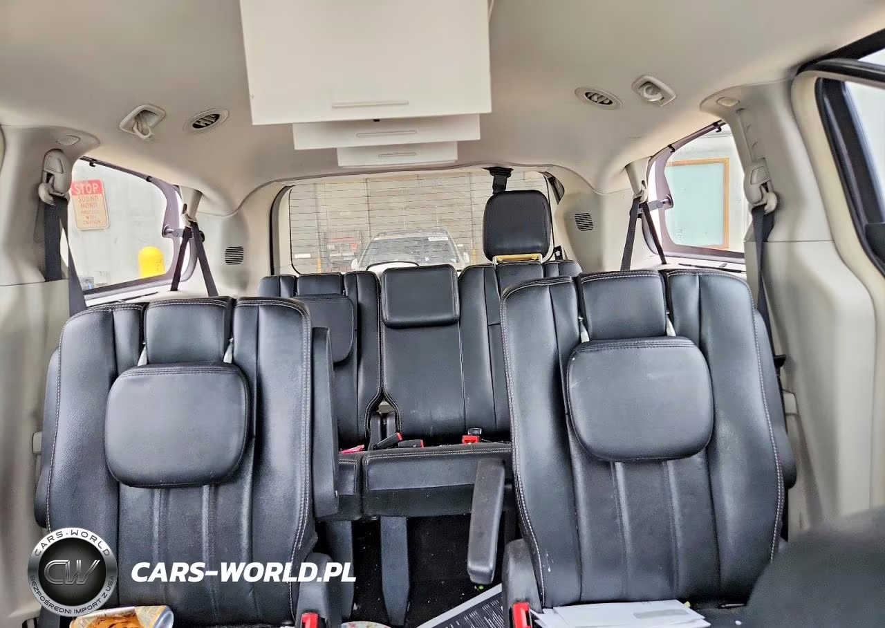 2015 Chrysler Town & Country Touring VIN:2C4RC1BGXFR698548 - 10