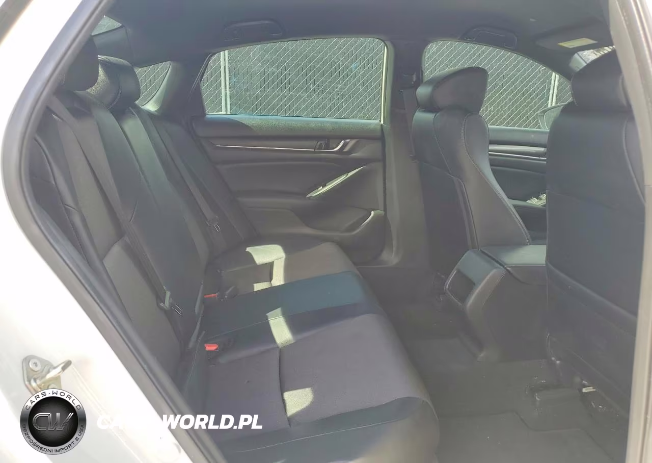 2018 Honda Accord Sport VIN:1HGCV1F3XJA157070 - 10