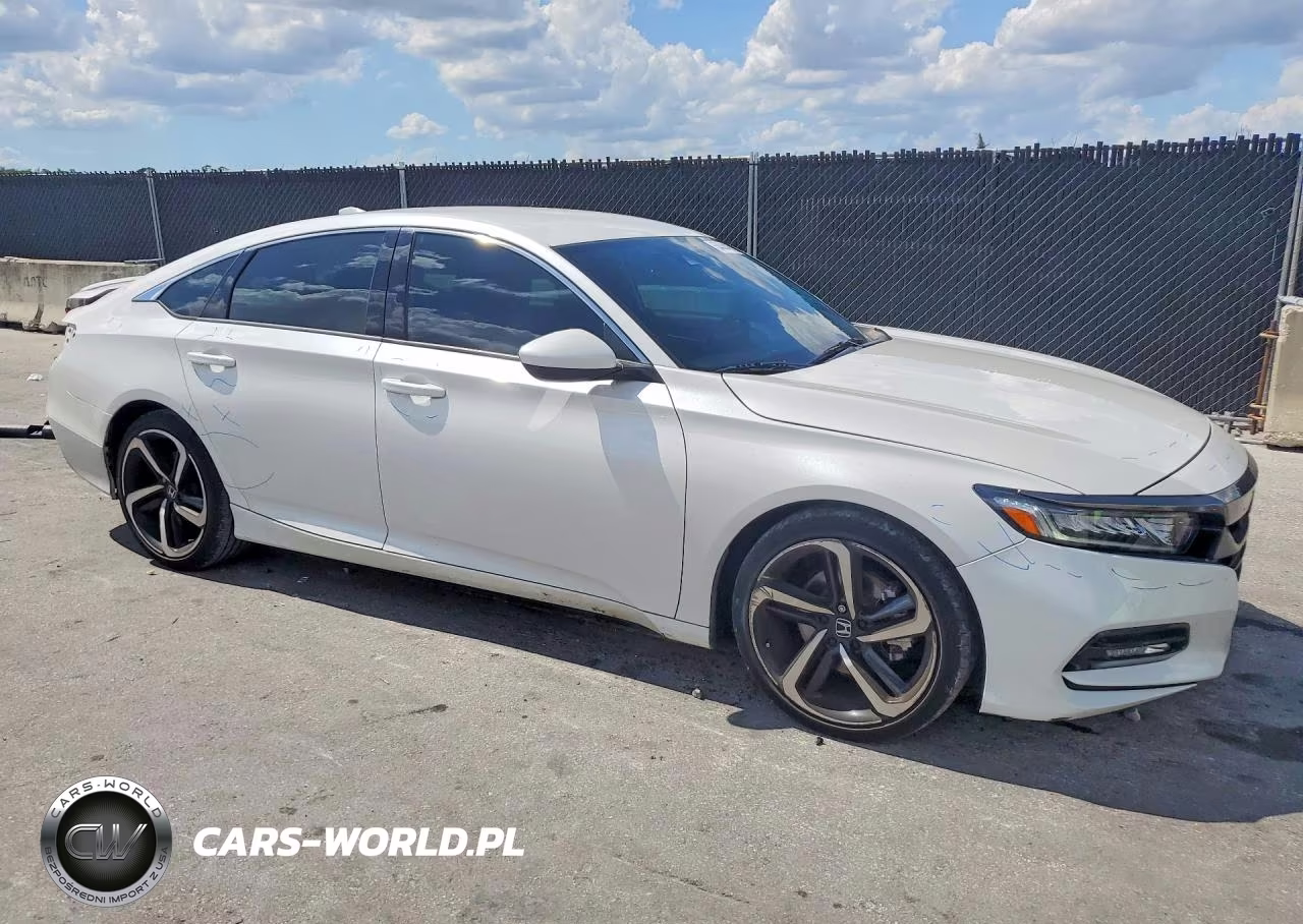 2018 Honda Accord Sport VIN:1HGCV1F3XJA157070 - 4