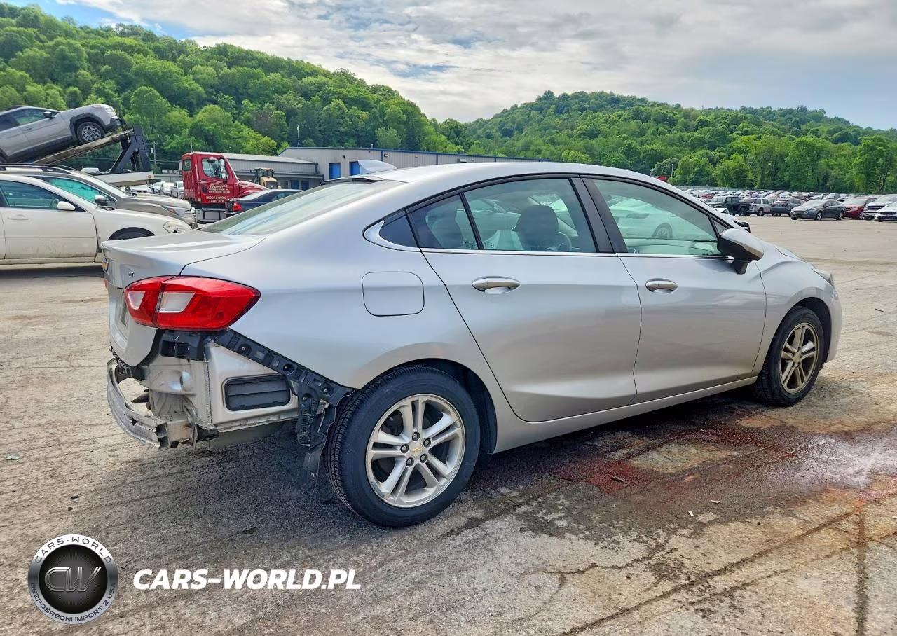 2018 Chevrolet Cruze Lt VIN:1G1BE5SM5J7200929 - 3