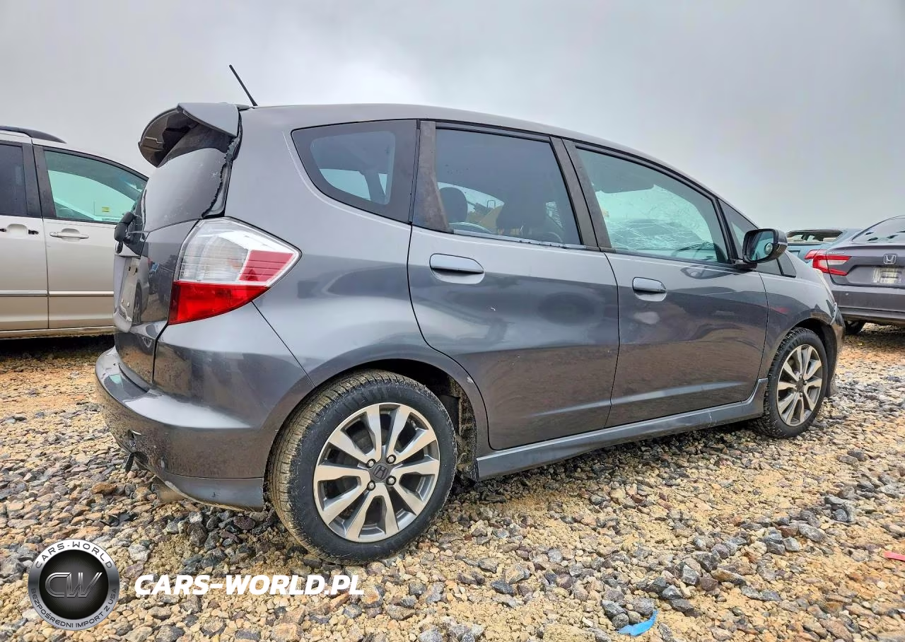 2013 Honda Fit Sport VIN:JHMGE8G59DC068137 - 3