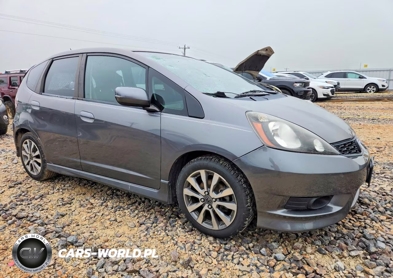 2013 Honda Fit Sport VIN:JHMGE8G59DC068137 - 4