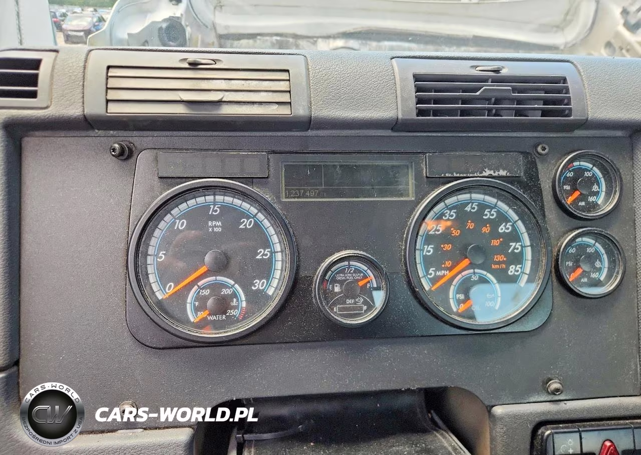 2018 Freightliner Cascadia 113 Semi Truck VIN:3AKBGADV8JSJN2668 - 8