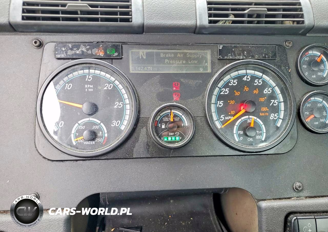 2018 Freightliner Cascadia 1 - Semi Truck VIN:3AKBGADV6JSJN2720 - 8