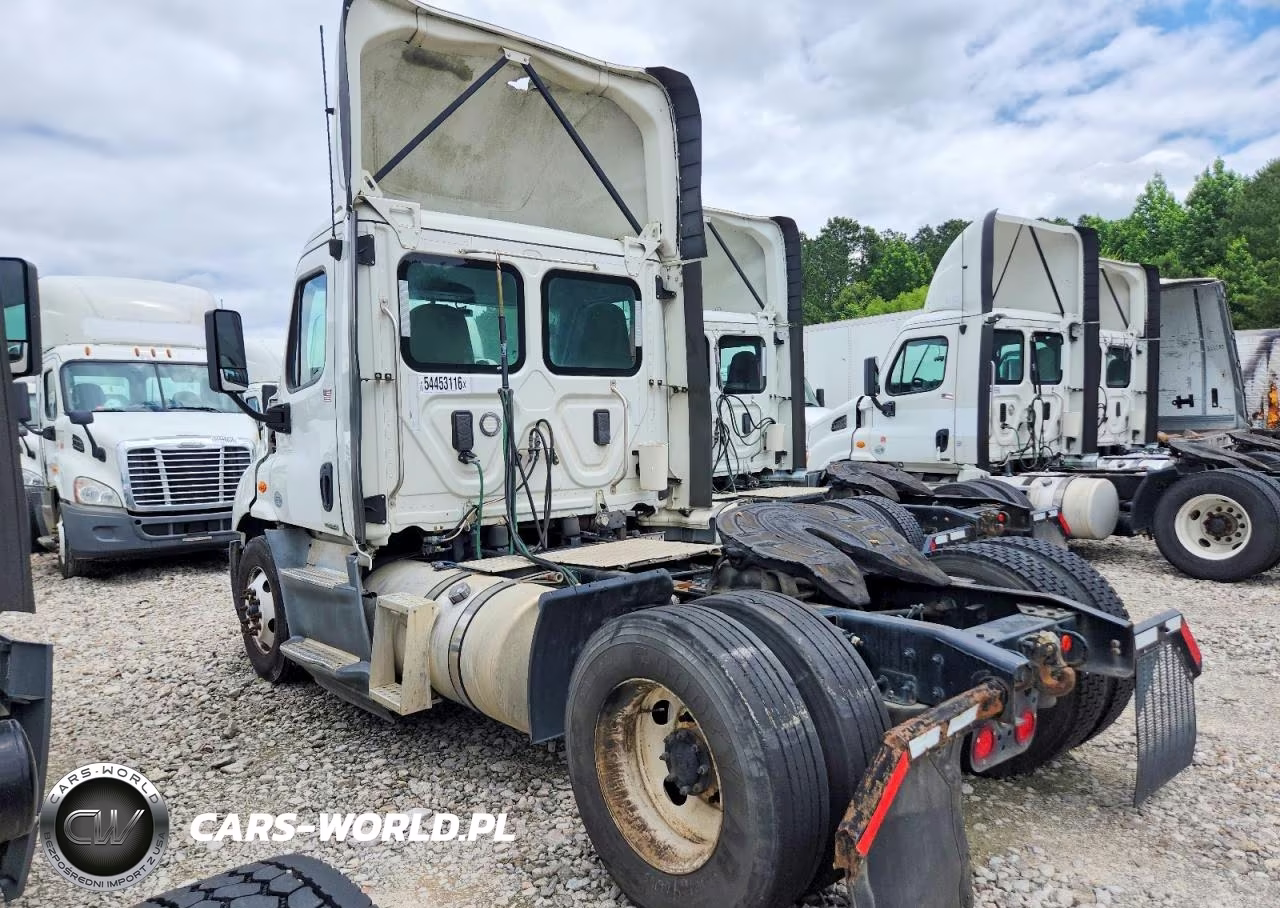 2017 Freightliner Cascadia 1 - Semi Truck VIN:3AKBGADV5HSJD0567 - 3
