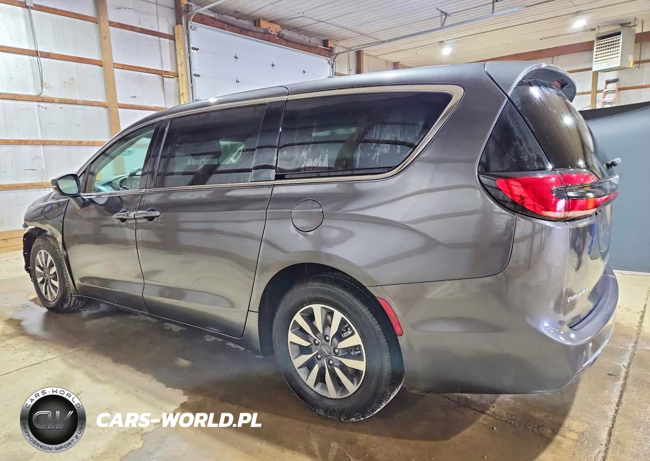 2023 Chrysler Pacifica Hybrid Touring L VIN:2C4RC1L73PR611640 - 2
