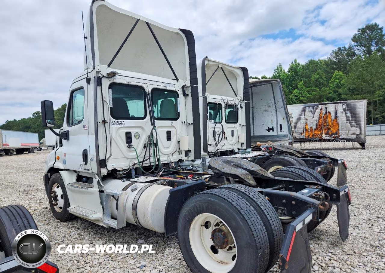 2015 Freightliner Cascadia 1 - Semi Truck VIN:3AKBGADV2FSGU9452 - 3