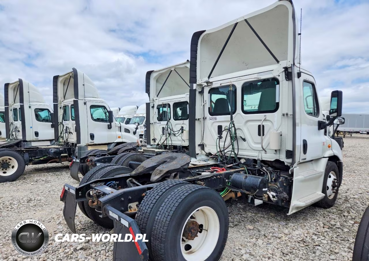 2015 Freightliner Cascadia 1 - Semi Truck VIN:3AKBGADV2FSGU9452 - 4
