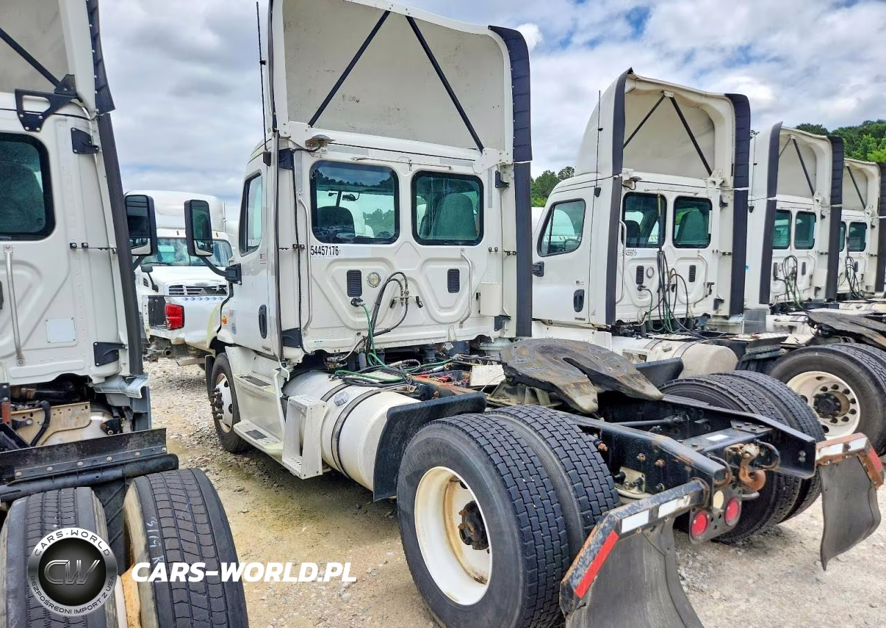 2015 Freightliner Cascadia Semi Truck VIN:3AKBGADV6FSGU9325 - 3