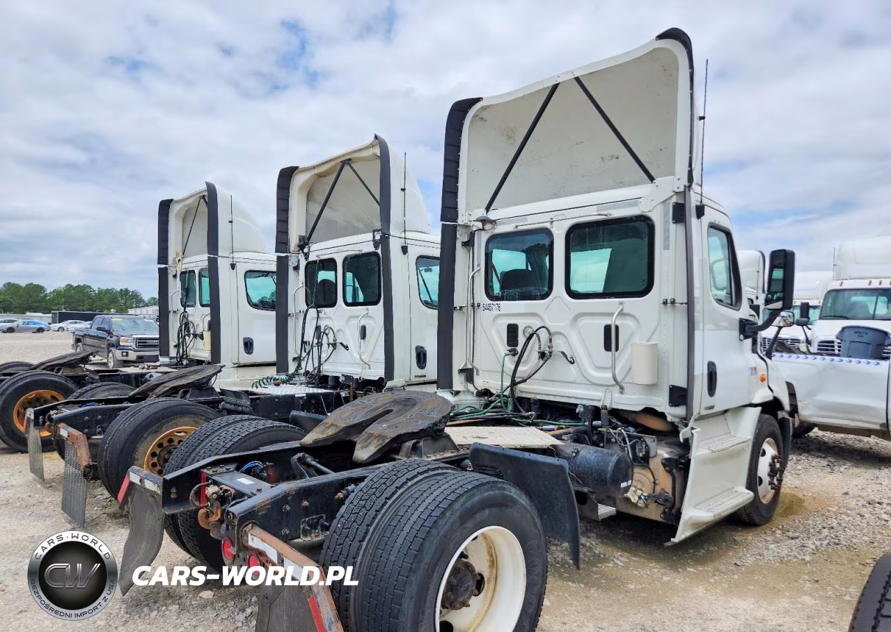 2015 Freightliner Cascadia Semi Truck VIN:3AKBGADV6FSGU9325 - 4