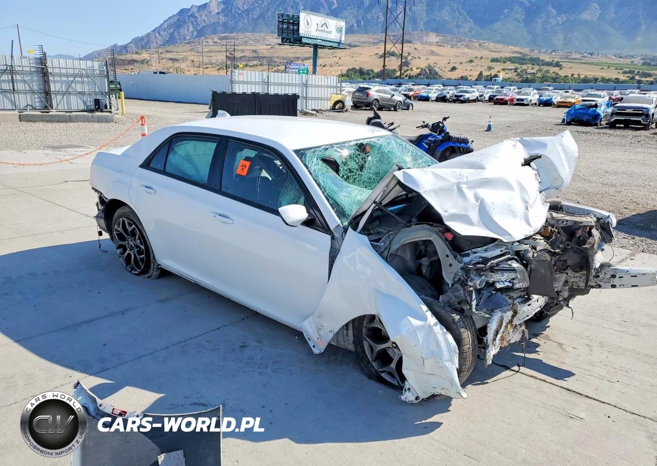 2018 Chrysler 300 S VIN:2C3CCAGG9JH267183 - 4