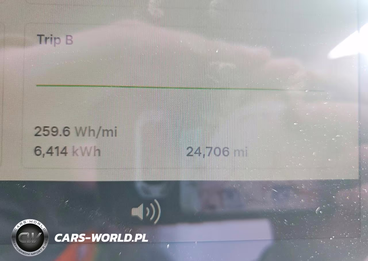 2025 Tesla Model Y VIN:7SAYGAEE8SF286759 - 9