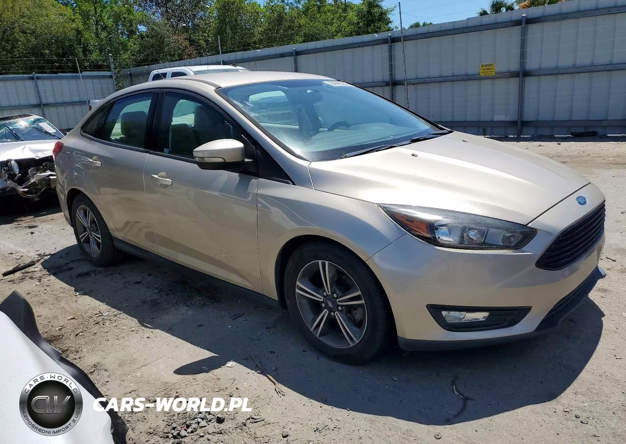 2017 Ford Focus Se VIN:1FADP3FE5HL241182 - 4