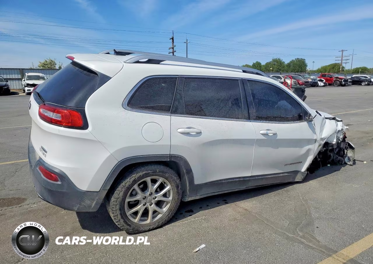 2015 Jeep Cherokee Latitude VIN:1C4PJLCB6FW683192 - 3