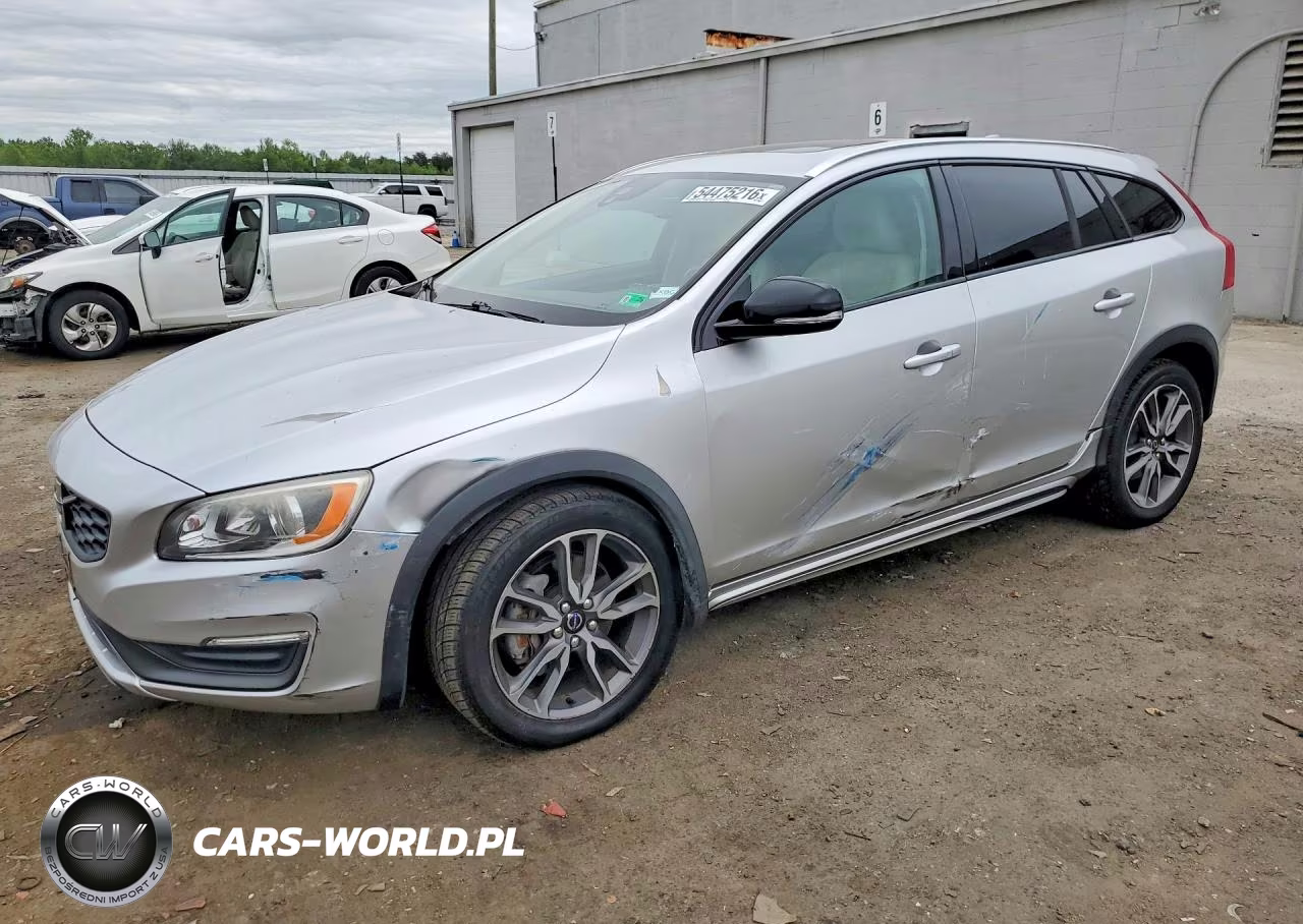 2015 Volvo V60 Cross Country Premier