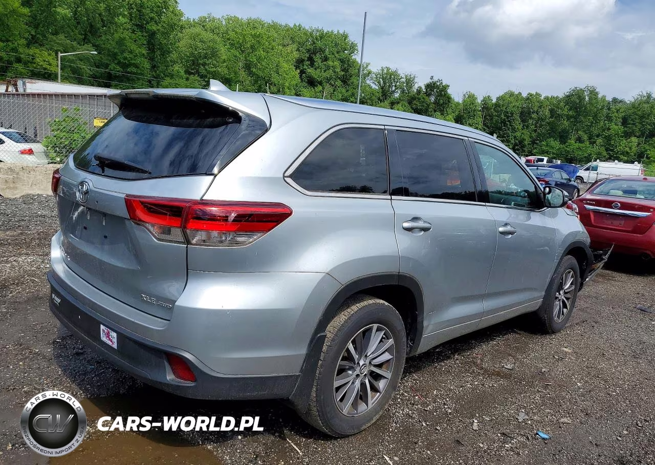 2018 Toyota Highlander Xle VIN:5TDJZRFH3JS857097 - 3