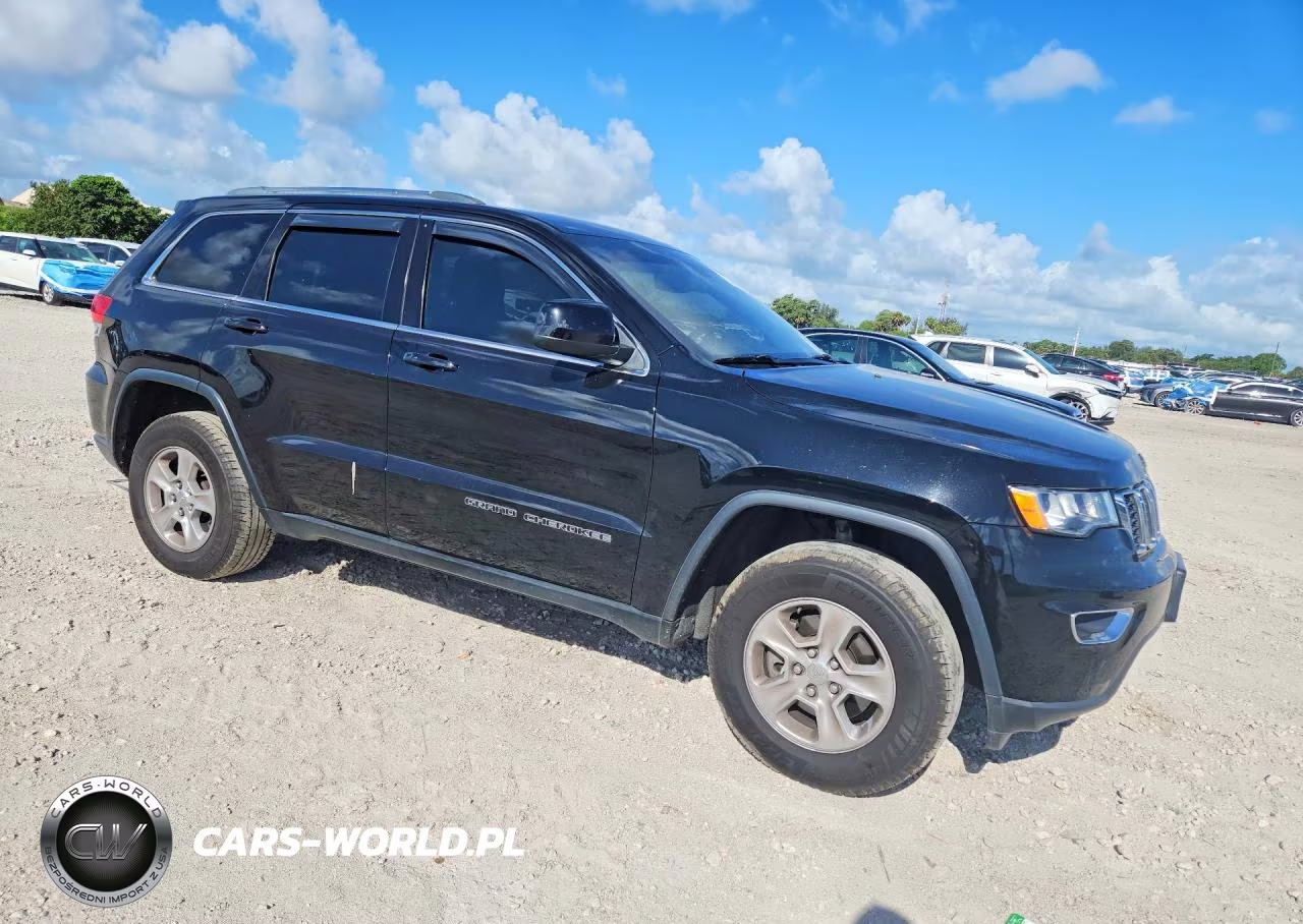 2017 Jeep Grand Cherokee Laredo VIN:1C4RJFAGXHC962822 - 4