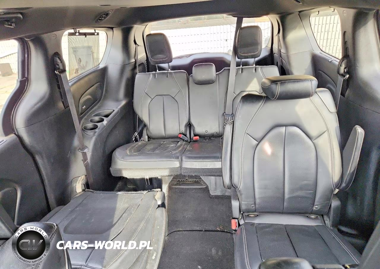 2018 Chrysler Pacifica Touring L Plus VIN:2C4RC1EG4JR227628 - 10