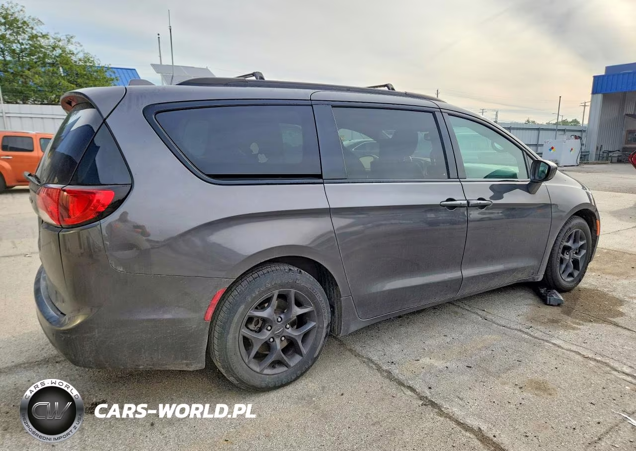 2018 Chrysler Pacifica Touring L Plus VIN:2C4RC1EG4JR227628 - 3