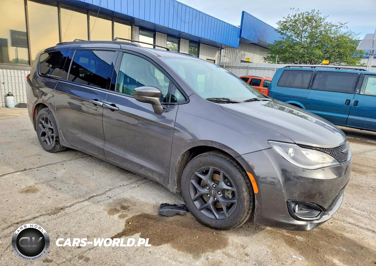 2018 Chrysler Pacifica Touring L Plus VIN:2C4RC1EG4JR227628 - 4