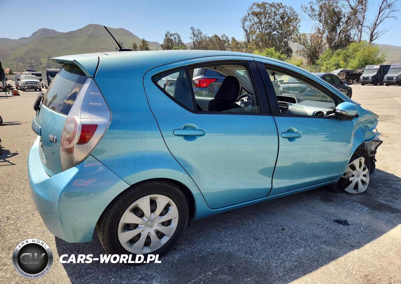 2012 Toyota Prius C Three VIN:JTDKDTB3XC1005629 - 3