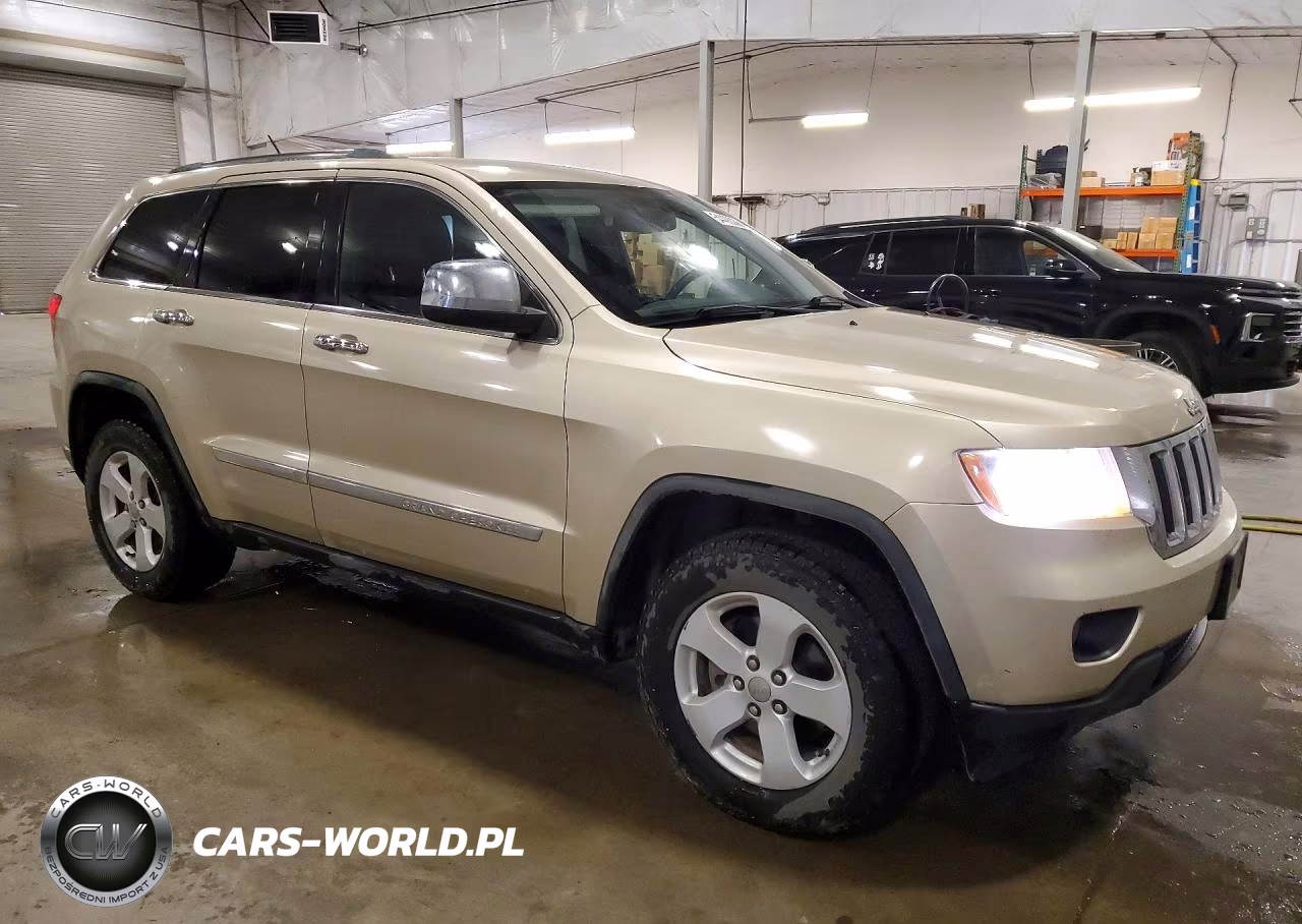 2011 Jeep Grand Cherokee Laredo VIN:1J4RR4GG4BC740928 - 4