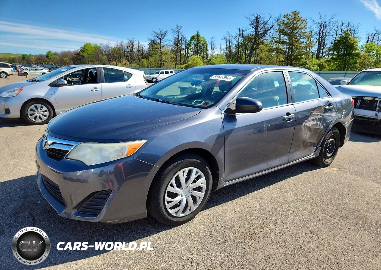2013 Toyota Camry Le – zdjęcie 1 z 12