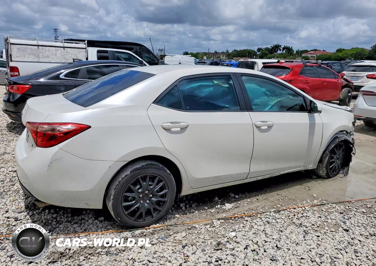 2018 Toyota Corolla Le VIN:5YFBURHE8JP794965 - 3
