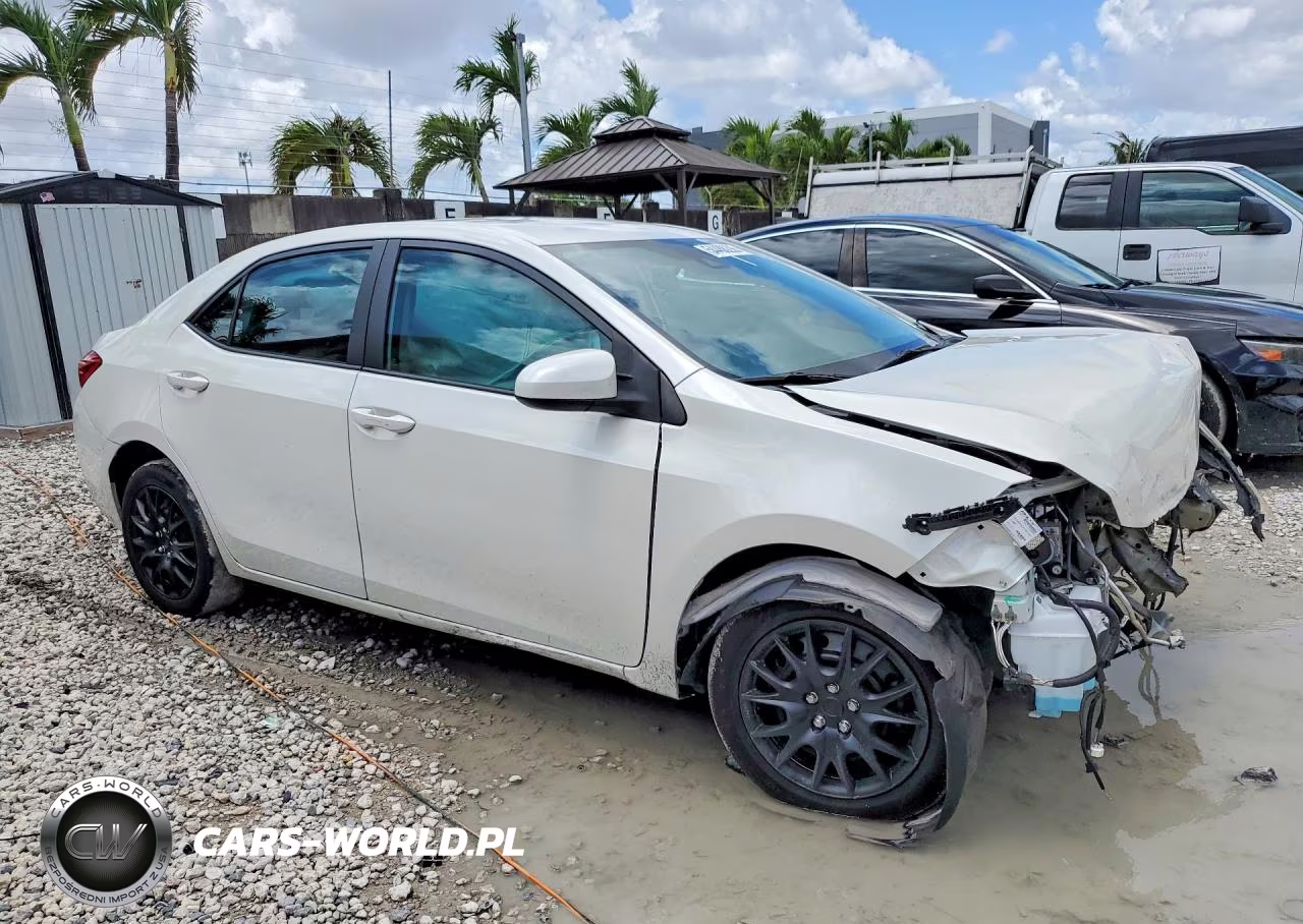 2018 Toyota Corolla Le VIN:5YFBURHE8JP794965 - 4