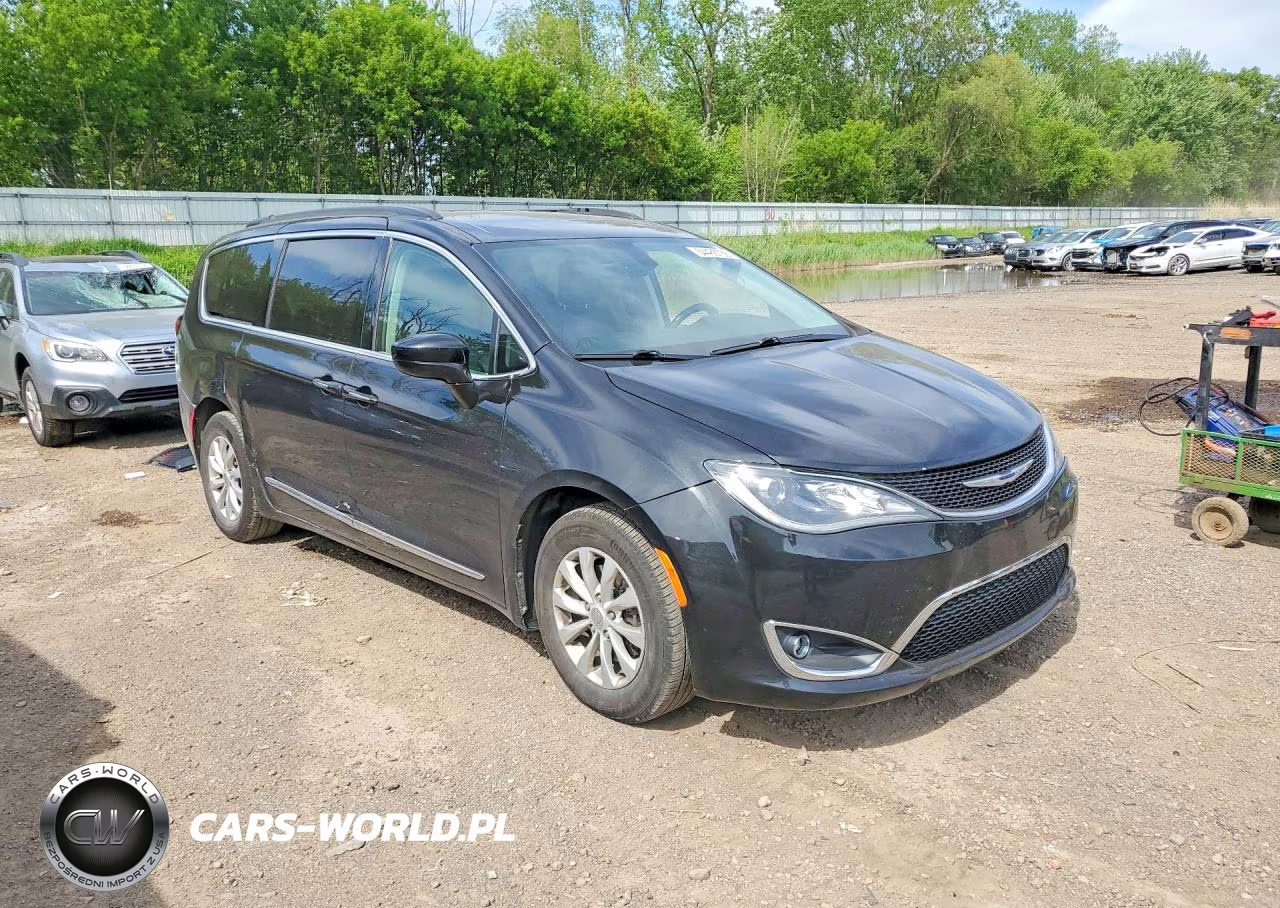 2017 Chrysler Pacifica Touring L VIN:2C4RC1BG1HR832401 - 4