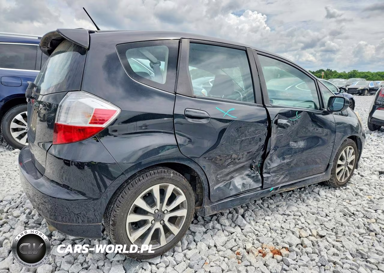 2013 Honda Fit Sport VIN:JHMGE8H54DC018227 - 3