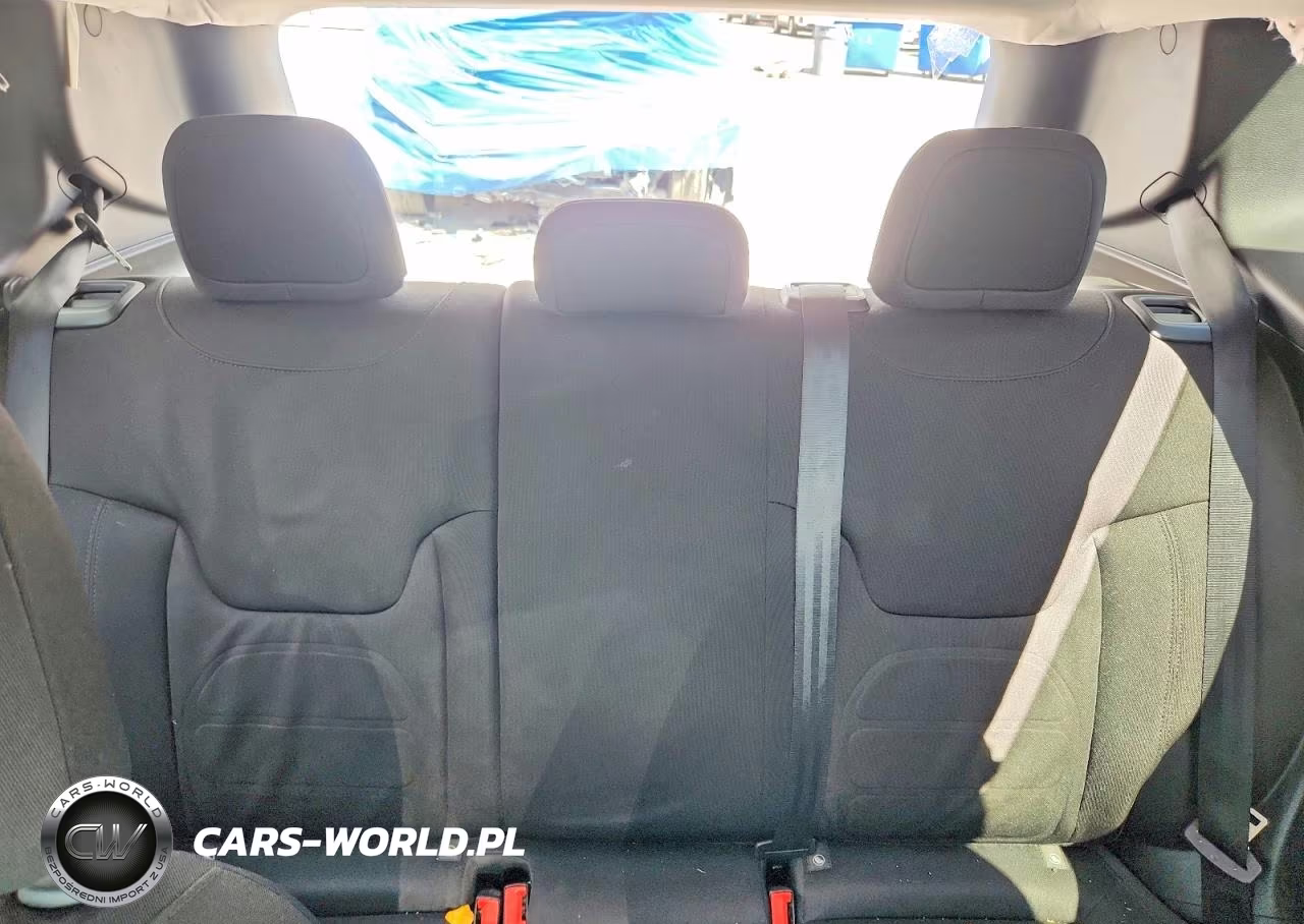 2018 Jeep Renegade Latitude VIN:ZACCJABB7JPG80604 - 10