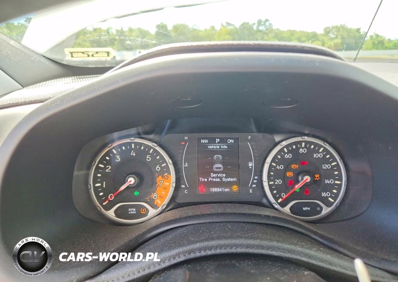 2018 Jeep Renegade Latitude VIN:ZACCJABB7JPG80604 - 9