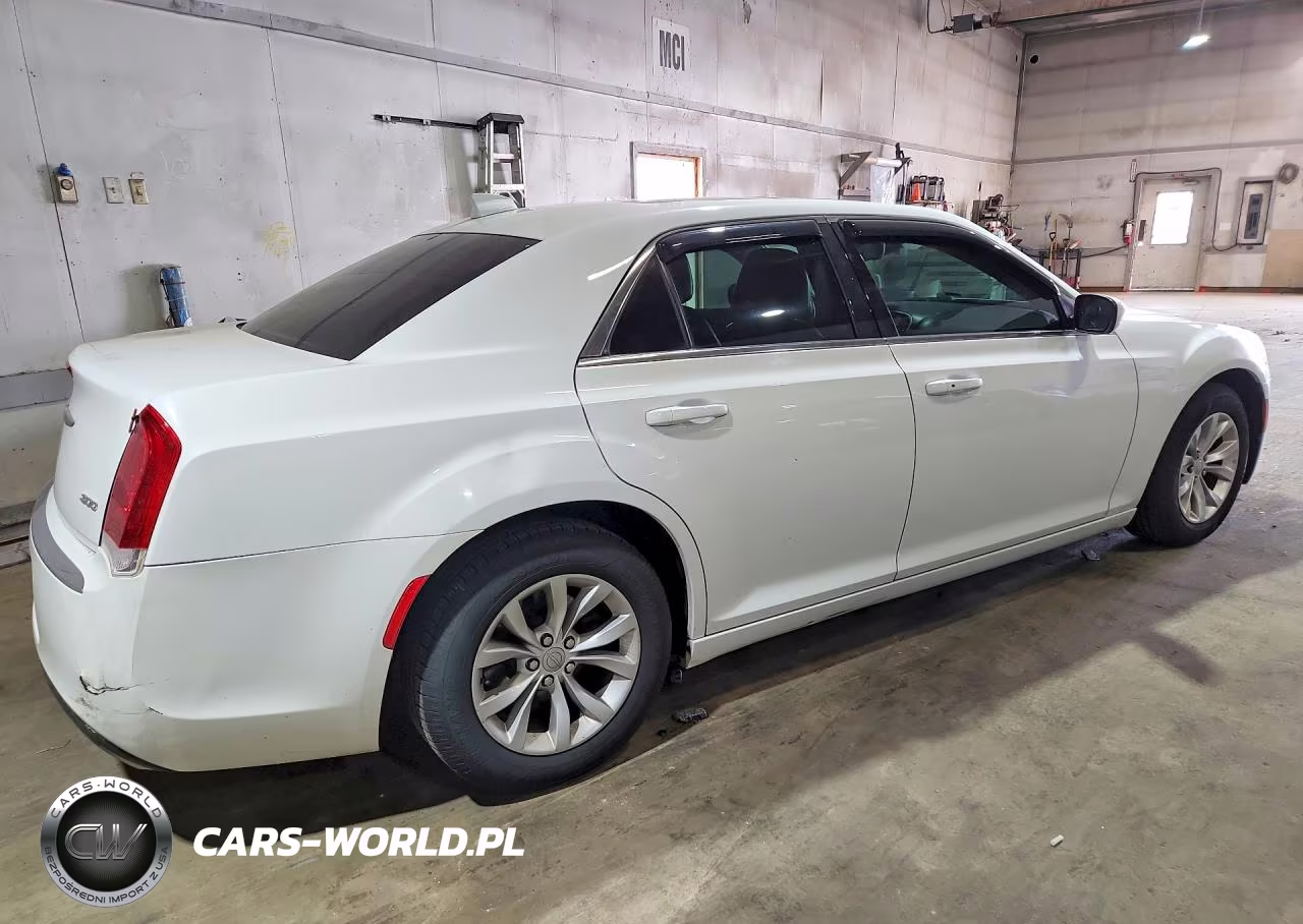 2016 Chrysler 300 Limited VIN:2C3CCAAG1GH211885 - 3